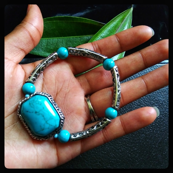 Turquoise colored Stone beaded native bracelet - Picture 2 of 4